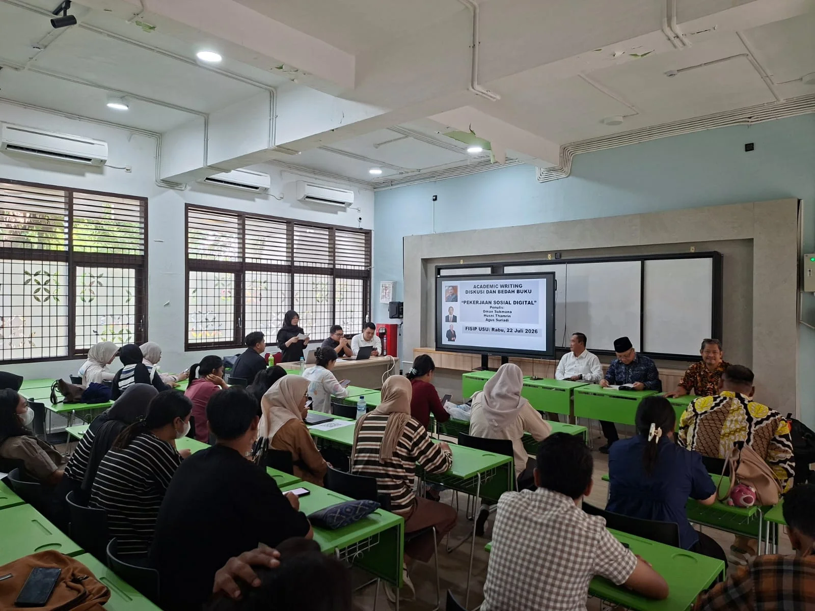 ACADEMIC WRITING: DISKUSI DAN BEDAH BUKU “PEKERJAAN SOSIAL DI MEDIA DIGITAL”